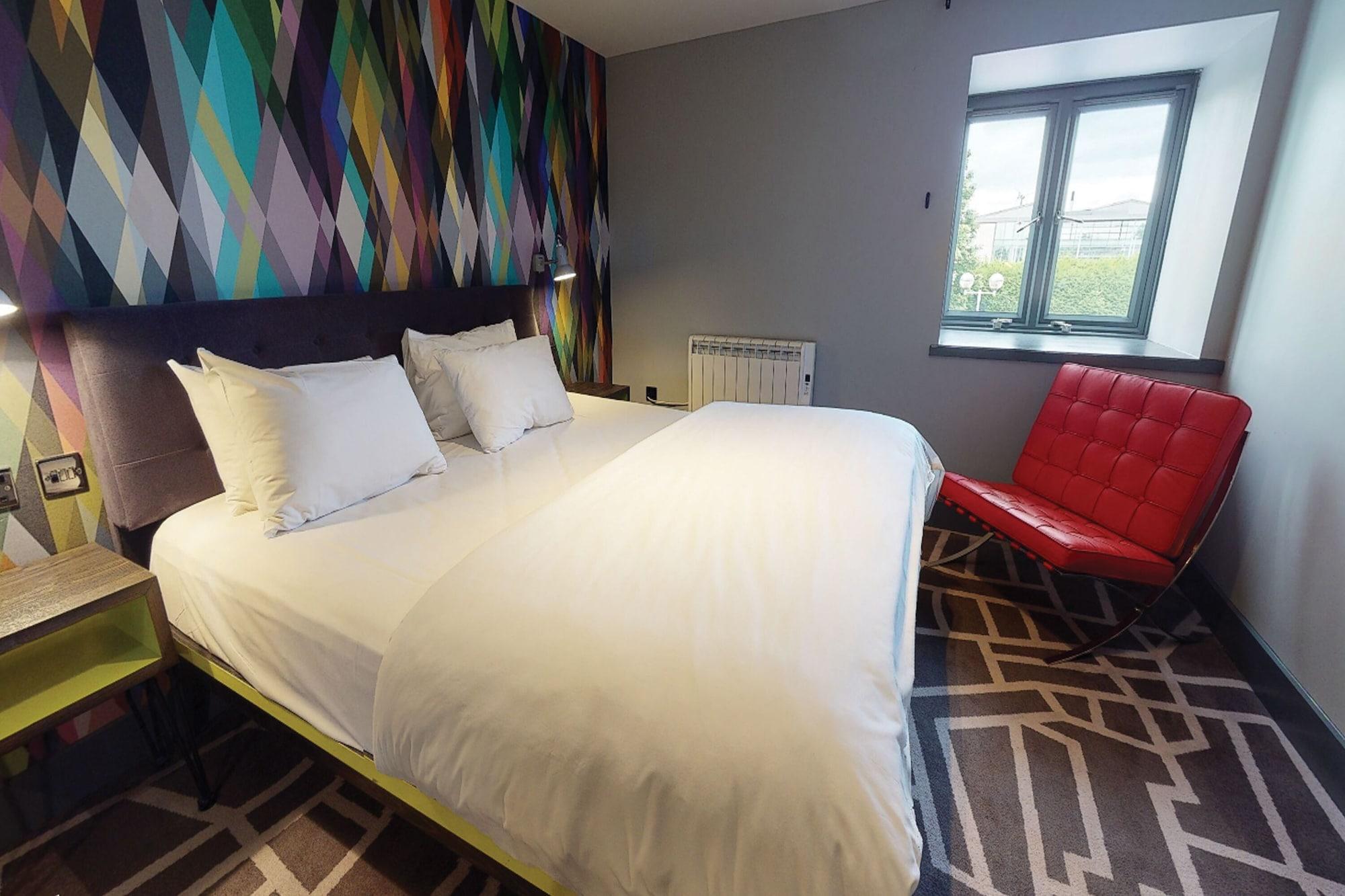 Village Hotel Warrington Exteriör bild
