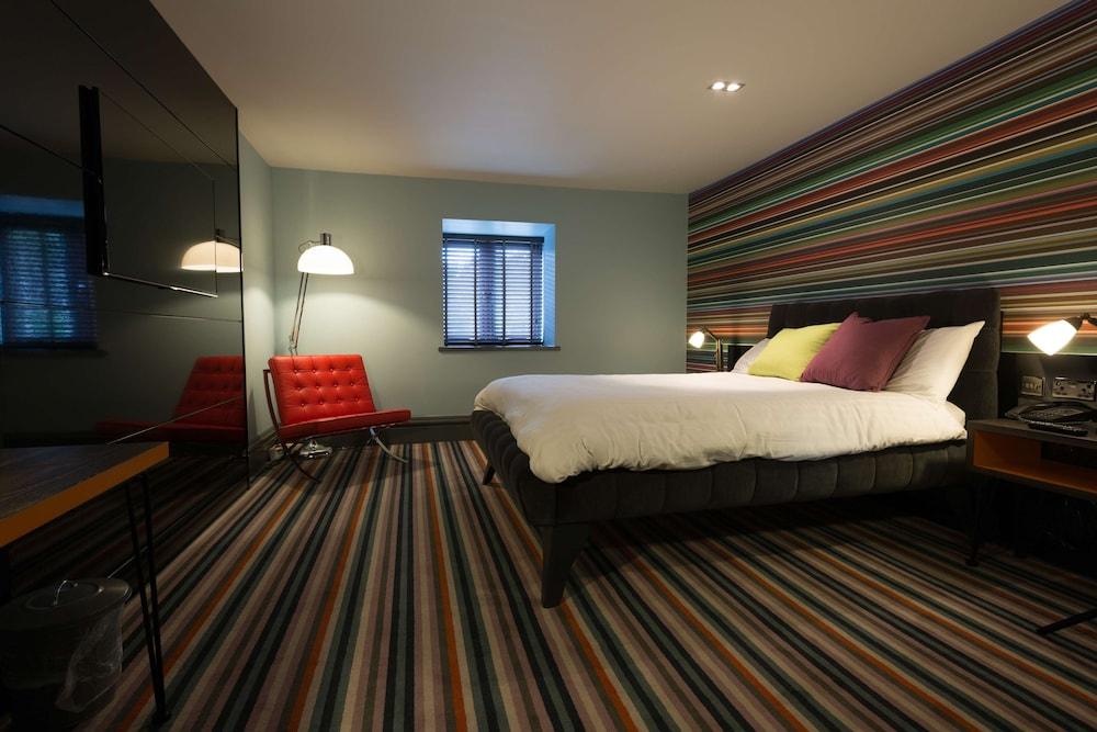 Village Hotel Warrington Exteriör bild